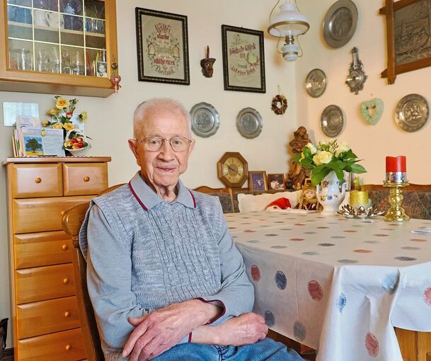 Fritz Gregor in seinem Wohnzimmer. Hier erzählt er uns seine Geschichte.