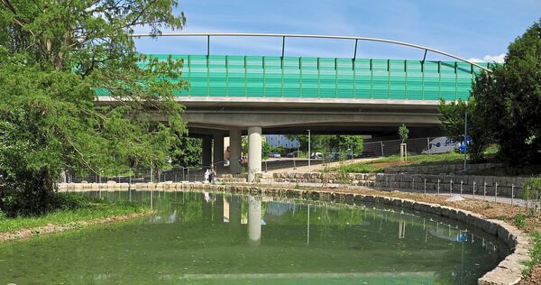 Ein Stück Natur mitten in der Stadt: der Gumpenbachteich unter der B27 in Kornwestheim. Ein Stück Natur mitten in der Stadt: der Gumpenbachteich unter der B27 in Kornwestheim.