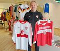 Sammler Marc Eckert und seine größten Trikot-Schätze vom VfB: sein allererstes Shirt von Spieler Maurizio Gaudino und ein Frottesana-Trikot aus den 70ern.