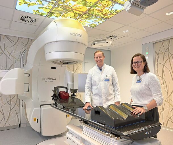 Freuen sich über Truebeam: der Ärztliche Direktor der Strahlentherapieklinik, Arndt-Christian Müller, und Carolin Buchele, die für den Gerätepark des Klinikums verantwortlich ist.