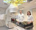 Freuen sich über Truebeam: der Ärztliche Direktor der Strahlentherapieklinik, Arndt-Christian Müller, und Carolin Buchele, die für den Gerätepark des Klinikums verantwortlich ist.