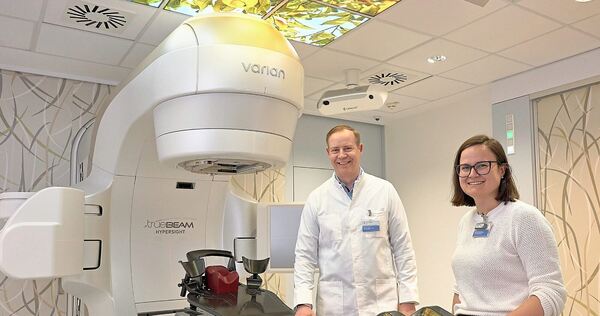 Freuen sich über Truebeam: der Ärztliche Direktor der Strahlentherapieklinik, Arndt-Christian Müller, und Carolin Buchele, die für den Gerätepark des Klinikums verantwortlich ist.
