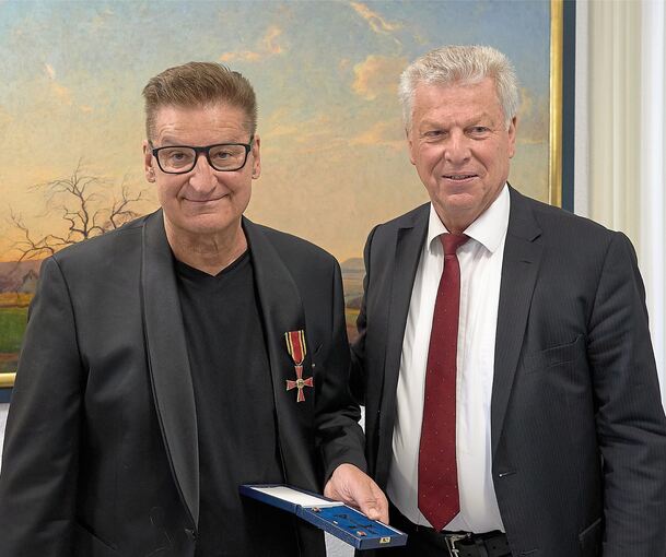 Der Träger des Bundesverdienstkreuzes Hartmut Engler (links) zusammen mit OB Jürgen Kessing.