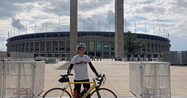 Am Ziel angekommen: Eila Husmann mit ihrem Fahrrad vor dem Berliner Olympiastadion. Screenreader