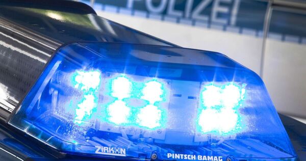 Ein Blaulicht leuchtet auf dem Dach eines Polizeiwagens Ein Blaulicht leuchtet auf dem Dach eines Polizeiwagens