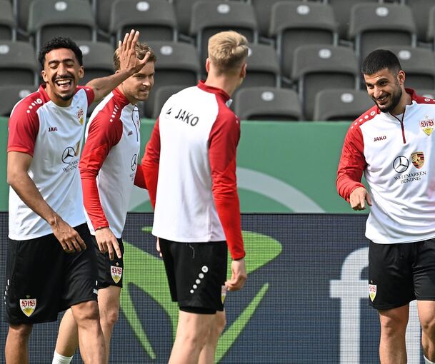 Selbstbewusst und gelöst: Die Spieler des VfB Stuttgart um Tiago Tomas (links) und Deniz Undav (rechts) gehen trotz Außenseiterrolle mit Vorfreude ins Finale.