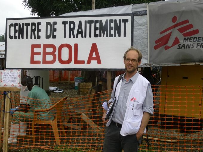 Der Berliner Arzt Maximilian Gertler im Ebola-Einsatz Der Berliner Arzt Maximilian Gertler im Ebola-Einsatz