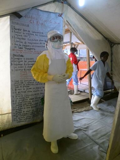 Der Berliner Arzt Maximilian Gertler im Ebola-Einsatz Der Berliner Arzt Maximilian Gertler im Ebola-Einsatz