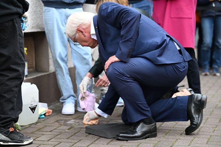Bundespräsident Frank-Walter Steinmeier reinigt Stolpersteine Bundespräsident Frank-Walter Steinmeier reinigt Stolpersteine