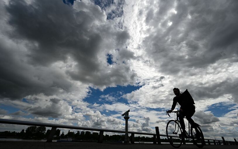 Radfahrer unter Wolkenhimmel Radfahrer unter Wolkenhimmel