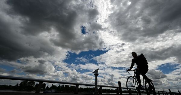 Radfahrer unter Wolkenhimmel Radfahrer unter Wolkenhimmel