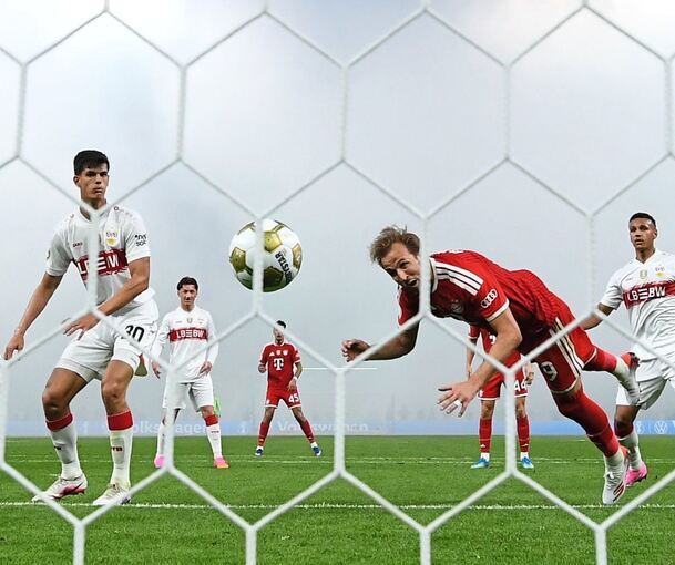 Stich ins VfB-Herz: Harry Kane köpft eiskalt ein, Stuttgarts Andres Chema (links) und Luca Jaquez sind zu weit weg.