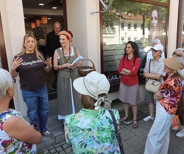 Geschäftsinhaber stellen sich beim Aktionstag vor. Hier geht es um den Friseur Laila Style Palace.