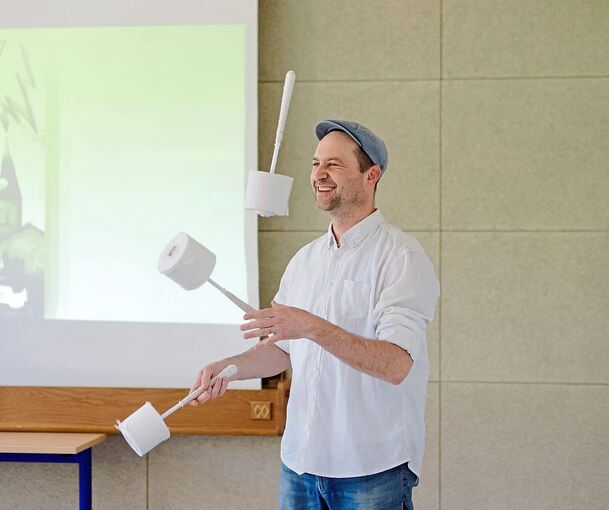 Jonglieren mit Klorollen? Die Kinder finden es klasse.