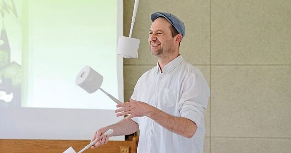 Jonglieren mit Klorollen? Die Kinder finden es klasse.
