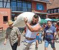 Kräftemessen mit dem Sack auf der Schulter: 100 Kilogramm sollen so weit wie möglich geschleppt werden. Doch auch dieser starke Kandidat schafft es nicht, den Rekord des Müllermeisters Fessler zu knacken.