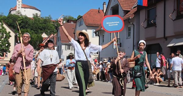 Unzählige Gruppen präsentieren sich im Festzug auch in traditioneller Kleidung.