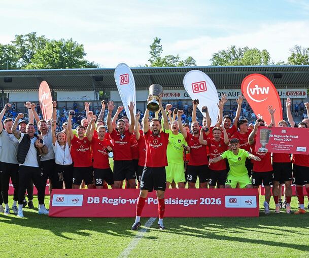 Großaspacher Jubel: Die Spieler der SG Sonnenhof freuen sich über ihren Triumph beim WFV-Pokal. Vorne stemmt Kapitän Volkan Celiktas die Trophäe in die Höhe.