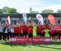 Großaspacher Jubel: Die Spieler der SG Sonnenhof freuen sich über ihren Triumph beim WFV-Pokal. Vorne stemmt Kapitän Volkan Celi Großaspacher Jubel: Die Spieler der SG Sonnenhof freuen sich über ihren Triumph beim WFV-Pokal. Vorne stemmt Kapitän Volkan Celiktas die Trophäe in die Höhe.