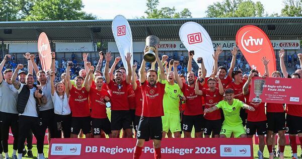 Großaspacher Jubel: Die Spieler der SG Sonnenhof freuen sich über ihren Triumph beim WFV-Pokal. Vorne stemmt Kapitän Volkan Celi Großaspacher Jubel: Die Spieler der SG Sonnenhof freuen sich über ihren Triumph beim WFV-Pokal. Vorne stemmt Kapitän Volkan Celiktas die Trophäe in die Höhe.
