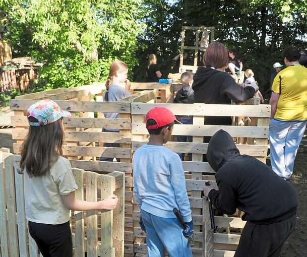 Kinder der Sophie-Scholl-Schule Ludwigsburg sammeln auf dem Robinson-Spielplatz in Neckarweihingenganz praktische Erfahrungen jenseits des Klassenzimmers.