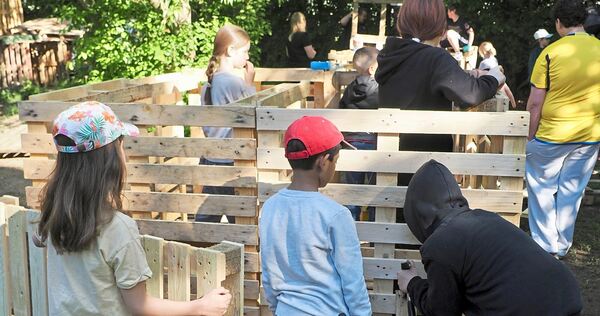 Kinder der Sophie-Scholl-Schule Ludwigsburg sammeln auf dem Robinson-Spielplatz in Neckarweihingenganz praktische Erfahrungen je Kinder der Sophie-Scholl-Schule Ludwigsburg sammeln auf dem Robinson-Spielplatz in Neckarweihingenganz praktische Erfahrungen jenseits des Klassenzimmers.