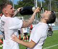 Attackiert von Kickers-Fans: Michael Kleinschrodt (rechts), hier beim Trinken des Pokalsieger-Sekts, ausgeschenkt von Trainer Pa Attackiert von Kickers-Fans: Michael Kleinschrodt (rechts), hier beim Trinken des Pokalsieger-Sekts, ausgeschenkt von Trainer Pascal Reinhardt.