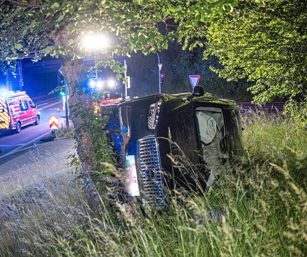 Ein Mann flüchtet vor der Polizei und kommt mit dem Fahrzeug von der Straße ab. Ein Mann flüchtet vor der Polizei und kommt mit dem Fahrzeug von der Straße ab.