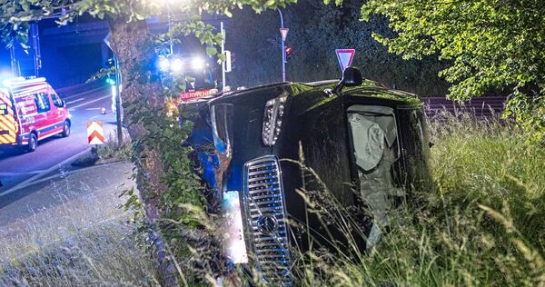 Ein Mann flüchtet vor der Polizei und kommt mit dem Fahrzeug von der Straße ab. Ein Mann flüchtet vor der Polizei und kommt mit dem Fahrzeug von der Straße ab.
