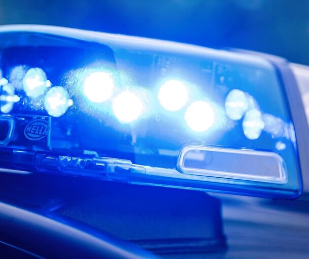 Das Blaulicht eines Polizeifahrtzeugs leuchtet. Das Blaulicht eines Polizeifahrtzeugs leuchtet.