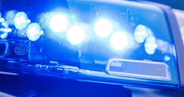 Das Blaulicht eines Polizeifahrtzeugs leuchtet. Das Blaulicht eines Polizeifahrtzeugs leuchtet.