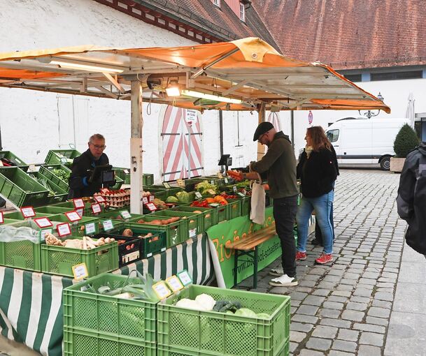 Ein paar Stände mehr würden auch den Markt auf dem Kelterplatz attraktiver machen.