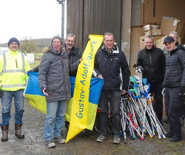 Kurt Vogelgsang (Dritter von links) mit dem Team des Gustav-Adolf-Werks (GAW) beim Verladen von Gehhilfen in Hohenhaslach. Kurt Vogelgsang (Dritter von links) mit dem Team des Gustav-Adolf-Werks (GAW) beim Verladen von Gehhilfen in Hohenhaslach.