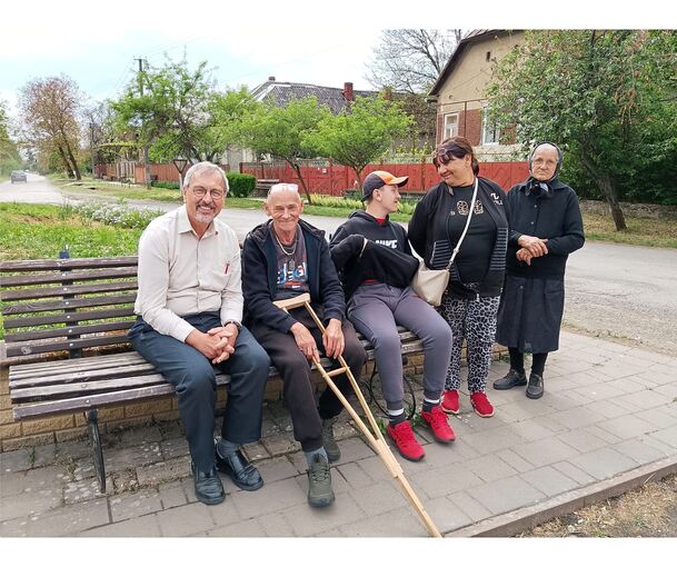 Kurt Vogelgsang (links) mit einem kriegsverletzten Soldaten und seinen Angehörigen in Csonkapapi. Kurt Vogelgsang (links) mit einem kriegsverletzten Soldaten und seinen Angehörigen in Csonkapapi.