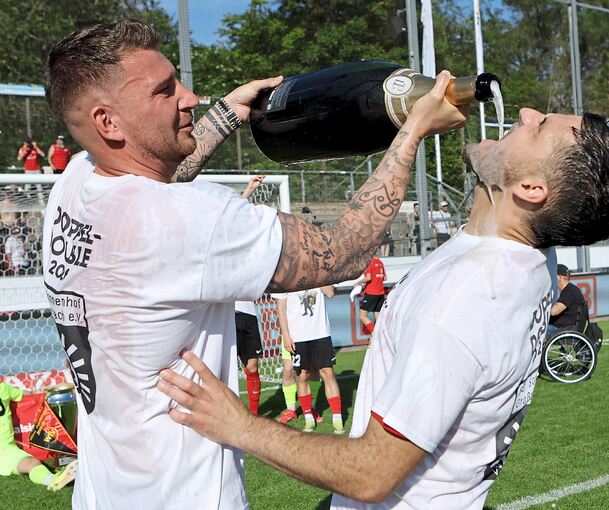 Pascal Reinhardt (links) und Michael Kleinschrodt haben Grund zum Feiern: Die SG Sonnenhof Großaspach gewinn das WFV-Pokalfinale Pascal Reinhardt (links) und Michael Kleinschrodt haben Grund zum Feiern: Die SG Sonnenhof Großaspach gewinn das WFV-Pokalfinale.