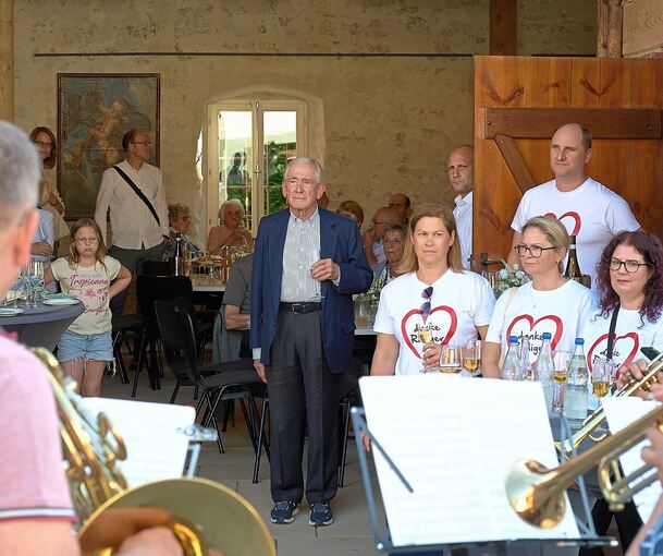 Der Posaunenchor Remseck bringt auf seine Weise seinen Dank zum Ausdruck. Rüdiger Stihl genießt diesen Moment.