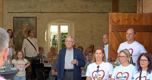 Der Posaunenchor Remseck bringt auf seine Weise seinen Dank zum Ausdruck. Rüdiger Stihl genießt diesen Moment. Der Posaunenchor Remseck bringt auf seine Weise seinen Dank zum Ausdruck. Rüdiger Stihl genießt diesen Moment.