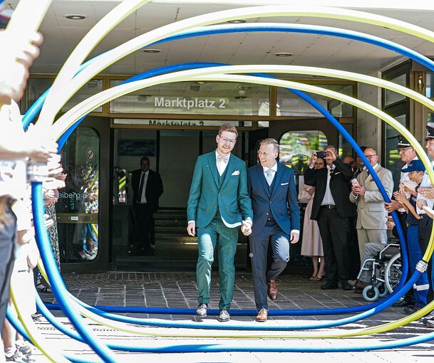 Nach der Trauung geht das Hochzeitspaar Jan und Christian Hambach durch ein Spalier der Feuerwehr.