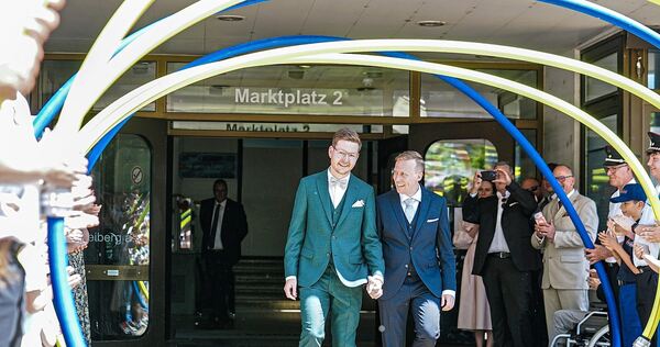 Nach der Trauung geht das Hochzeitspaar Jan und Christian Hambach durch ein Spalier der Feuerwehr. Nach der Trauung geht das Hochzeitspaar Jan und Christian Hambach durch ein Spalier der Feuerwehr.