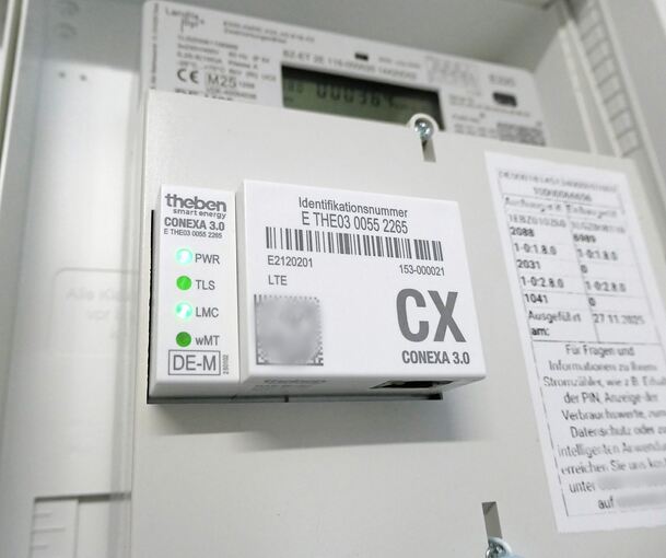 Ein auch „Smart Meter“ genannter intelligenter Stromzähler hängt im Stromkasten eines Wohnhauses. Er besteht aus einem digitalen Zähler und einer Kommunikationseinheit.