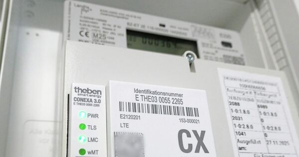Ein auch „Smart Meter“ genannter intelligenter Stromzähler hängt im Stromkasten eines Wohnhauses. Er besteht aus einem digitalen Zähler und einer Kommunikationseinheit.