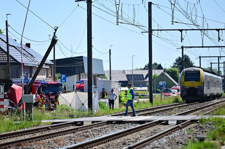 Schulbus in Belgien von Zug erfasst Schulbus in Belgien von Zug erfasst