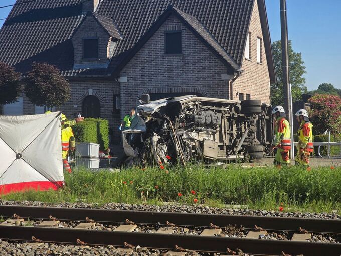 Schulbus in Belgien von Zug erfasst Schulbus in Belgien von Zug erfasst