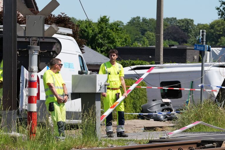 Schulbus in Belgien von Zug erfasst Schulbus in Belgien von Zug erfasst