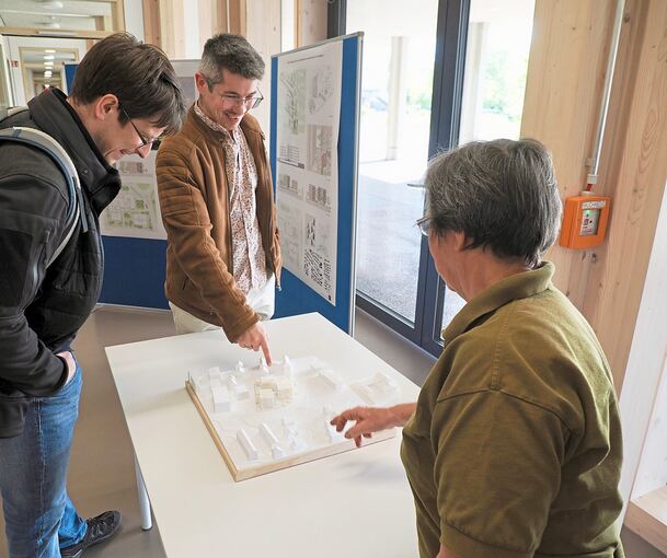 Anhand eines Architektenmodells sehen die Anwohner, wie das Areal am Oßweiler Kreisel aussehen soll.