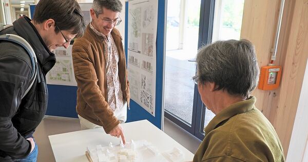 Anhand eines Architektenmodells sehen die Anwohner, wie das Areal am Oßweiler Kreisel aussehen soll.