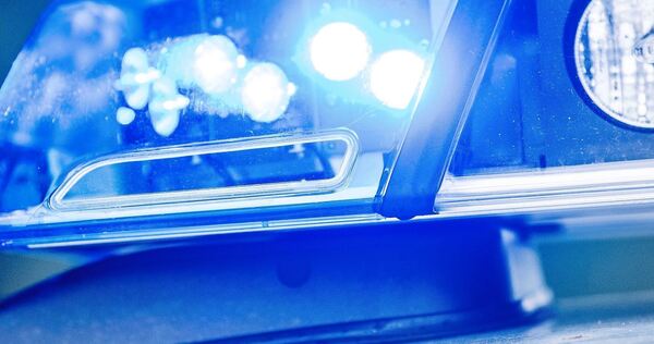 Polizeifahrzeug im Einsatz.