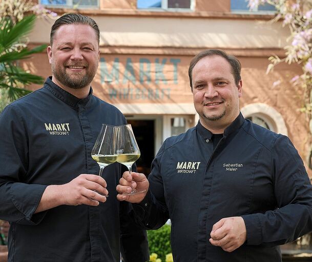 Im April stießen Sebastian Maier (links) und Frank Land für diese Zeitung miteinander an.
