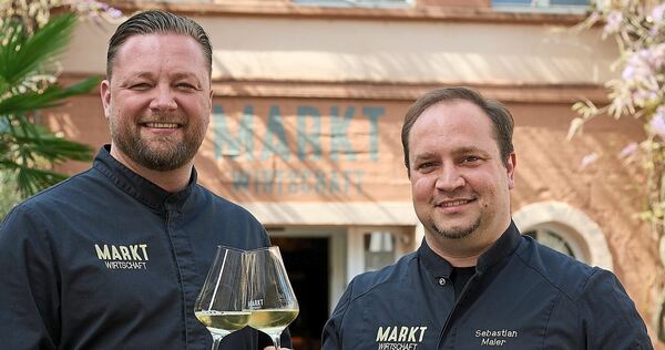 Im April stießen Sebastian Maier (rechts) und Frank Land für diese Zeitung miteinander an.