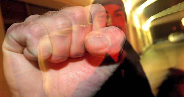 Die Jungen beleidigten ihr Opfer zunächst. Als der 14-Jährige sich dagegen wehrte, griffen sie ihn körperlich an.